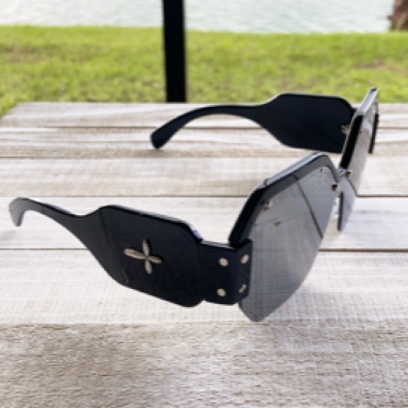 Black sunglasses with side way cross + black studded pouch main image 10
